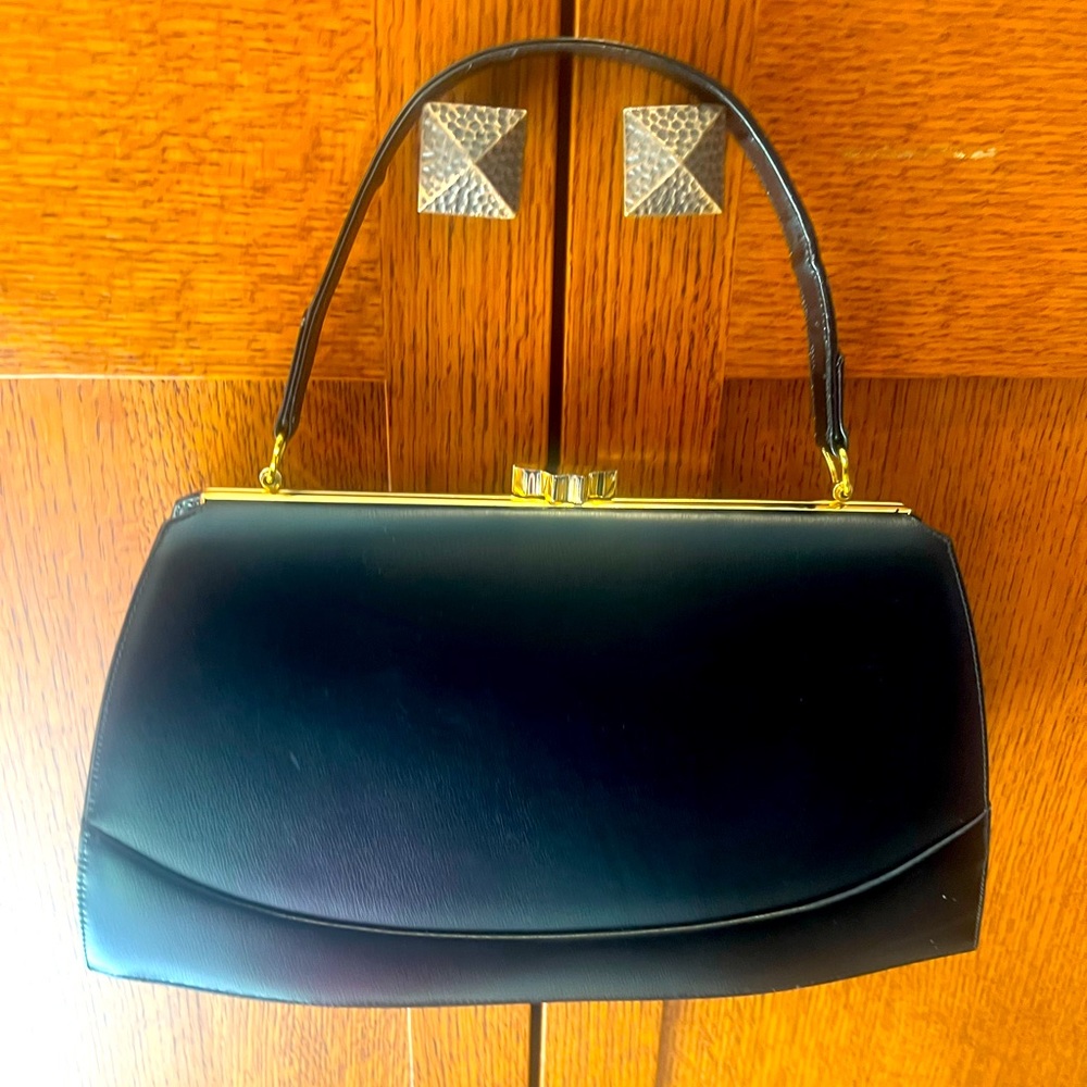 Vintage Large Black 🖤 Leather Handbag Purse with ❤️ Red Interior Gold Clasp 💛